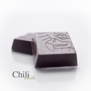 De combinatie van een mooie pure chocolade met een ligt pittige chili peper. 