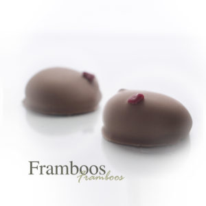 Met een donkere ganache van framboos.