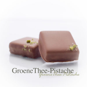 Een dun laagje pistache marsepein met daarboven een sterk gezette groene thee ganache.